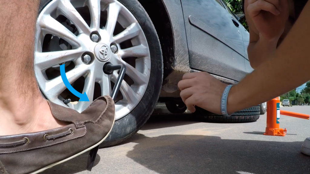 Como trocar pneu furado com segurança?